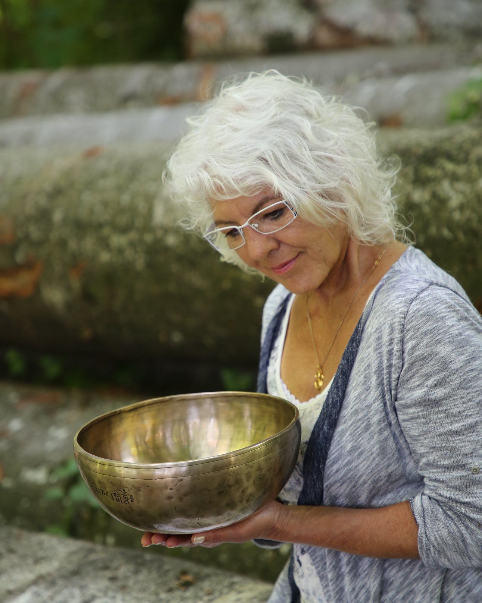 Diana Thommen hält eine Klangschale und blickt hinein