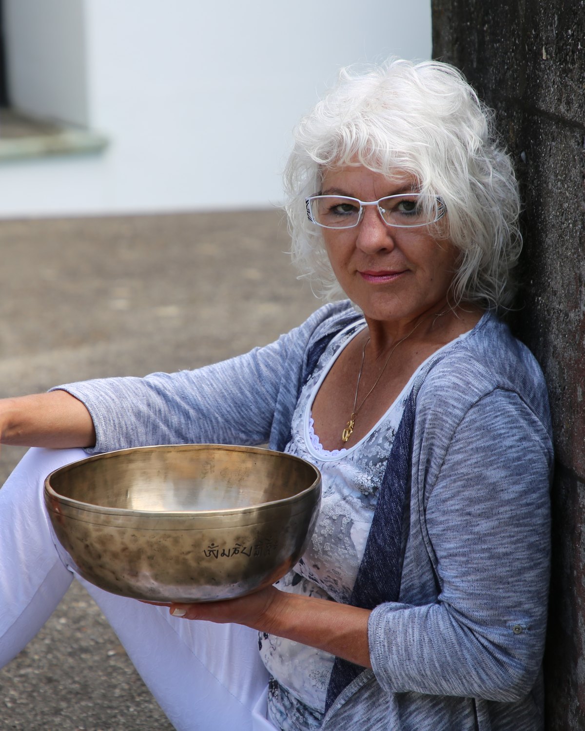 Diana Thommen mit einer tibetischen Klangschale