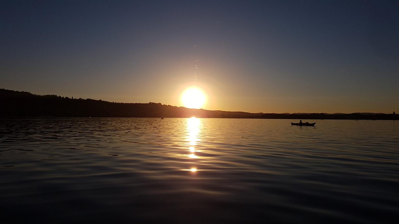 Sonnenuntergang über dem Hallwilersee, das Wasser liegt still