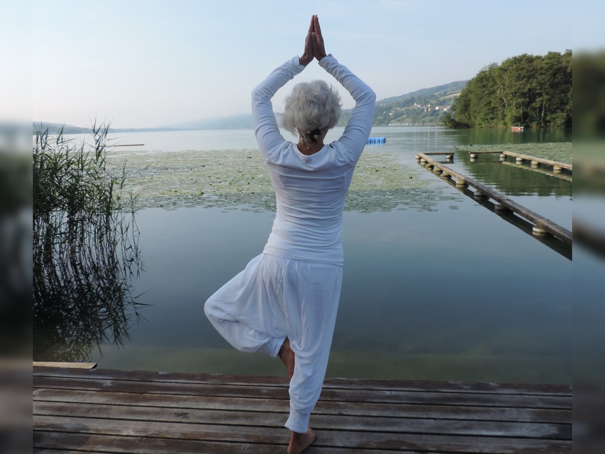 Diana Thommen in einer Yoga-Haltung am Steg des Hallwilersees